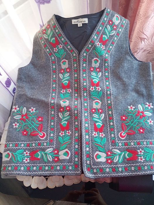 Vând ie tradițională,cojoc tradițional baiat