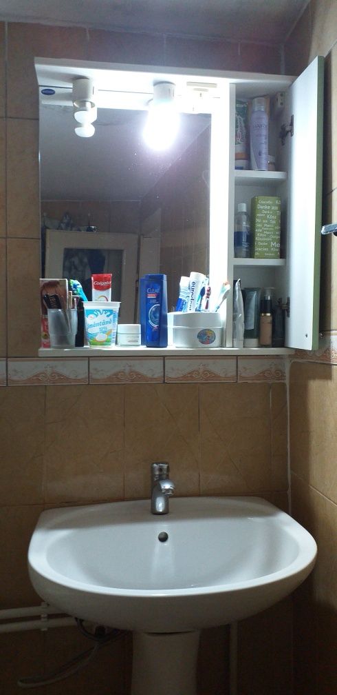 Set chiuvetă si oglindă pt baie.