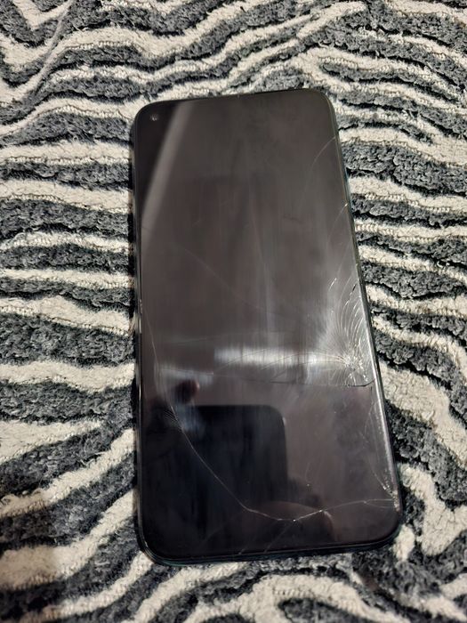 Продавам използван Huawei p40 lite