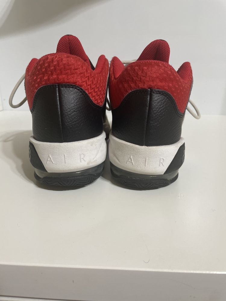 Обувки Jordan max aura 3 номер 38.5