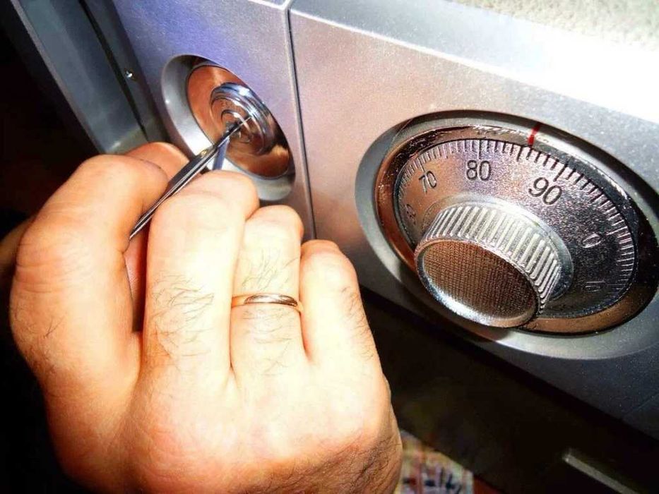 Вскрытие замков дверей, машин, сейфов. Установка новых замков, ручек.