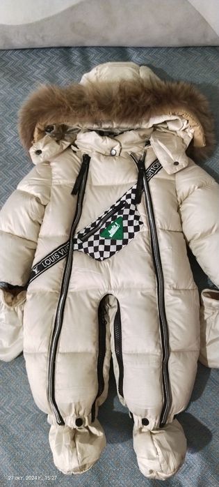 Продам зимний комбинезон от 0-6 месяцев