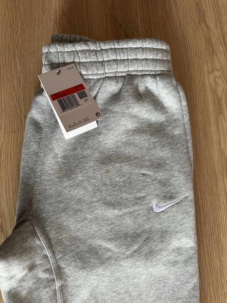 Ново долнище. Nike