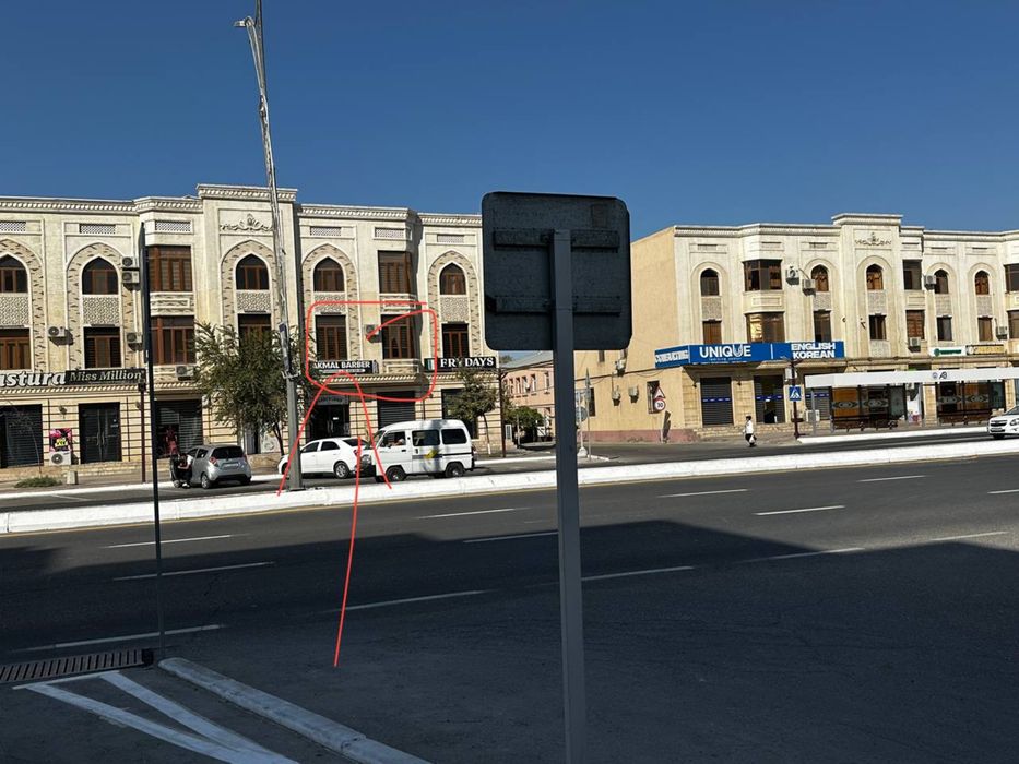 Vagzal,Navoyi maktab , yul ustida, 1 xonali uy sotiladi.astanofka yoni