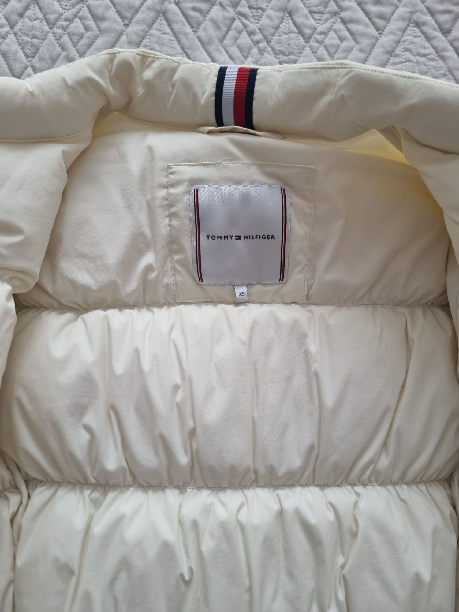 Vand geaca Tommy Hilfiger, marimea XS, alba