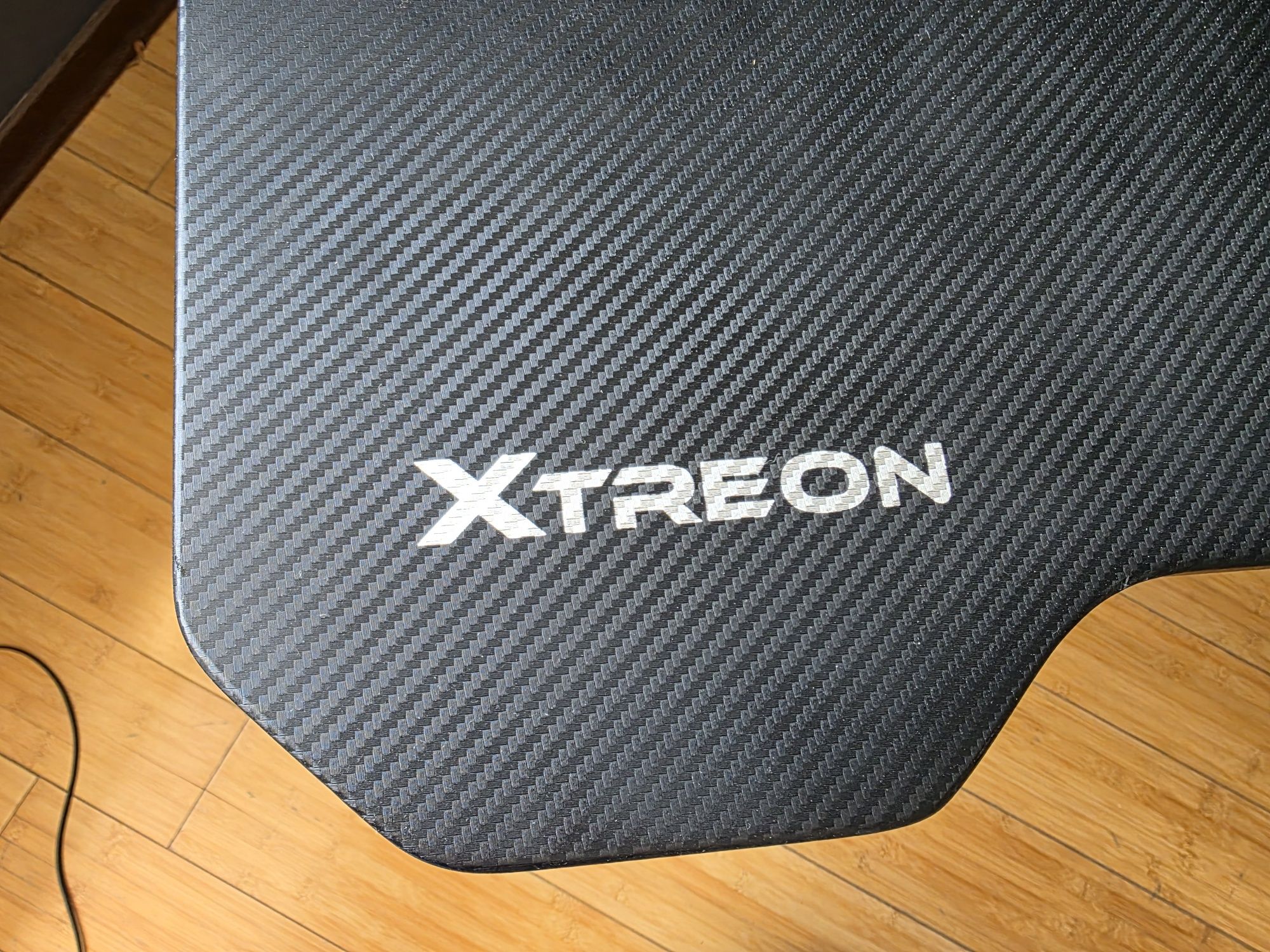 компьютерный стол Xtreon в отличном состоянии