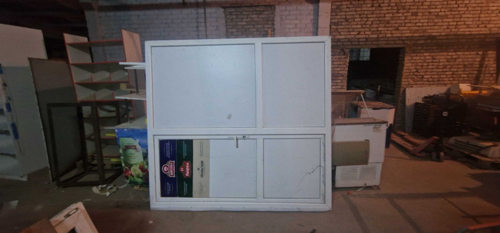 Продам пластиковую дверь