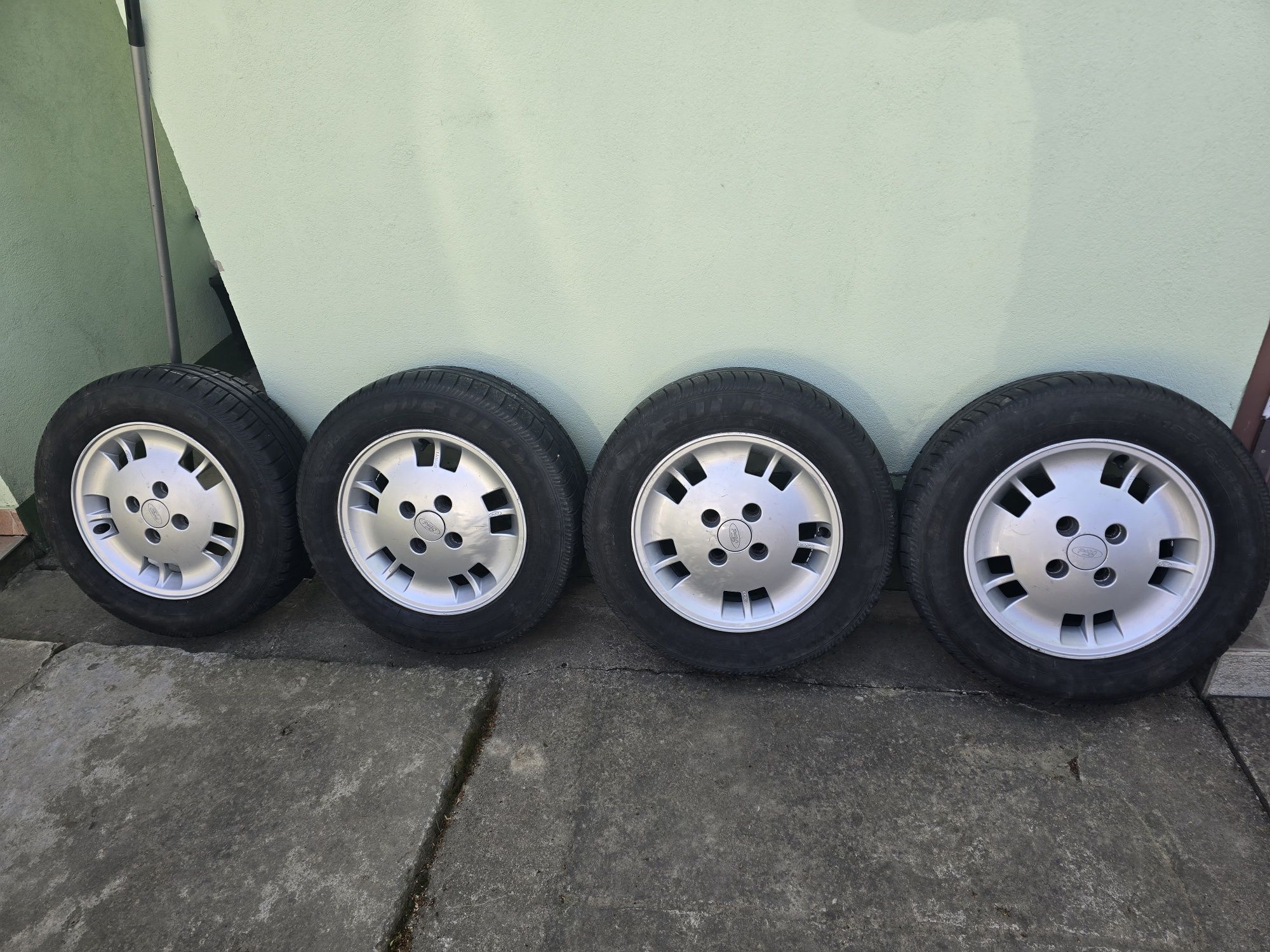 Jante aliaj Ford R14 + cauciucuri vara + prezoane