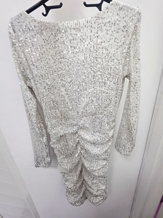 Сребриста рокля с пайети