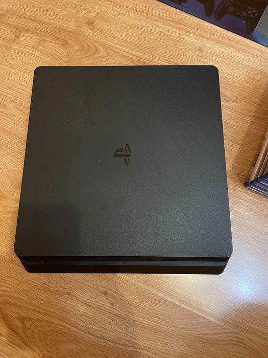 PlayStation 4 Slim 1TB, два джойстика и 10 игри