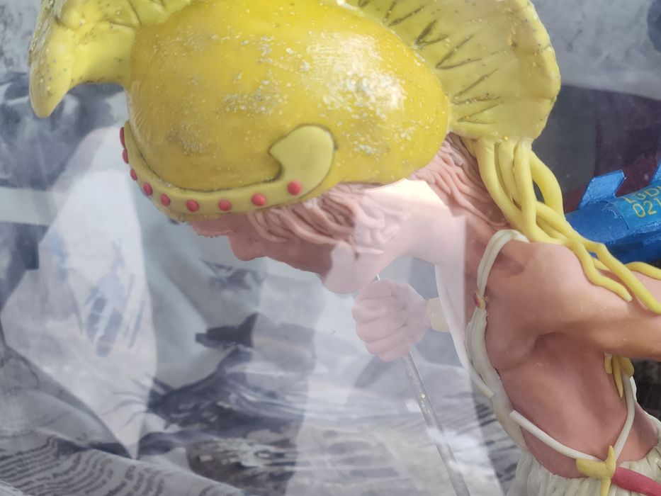 Figurina de colecție în stativ