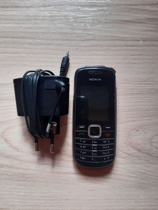 Телефон NOKIA 1661-2, със зарядно устройство