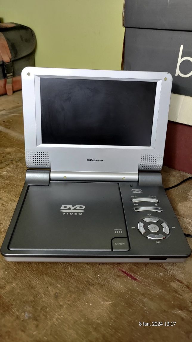 DVD player portabil retro Schneider