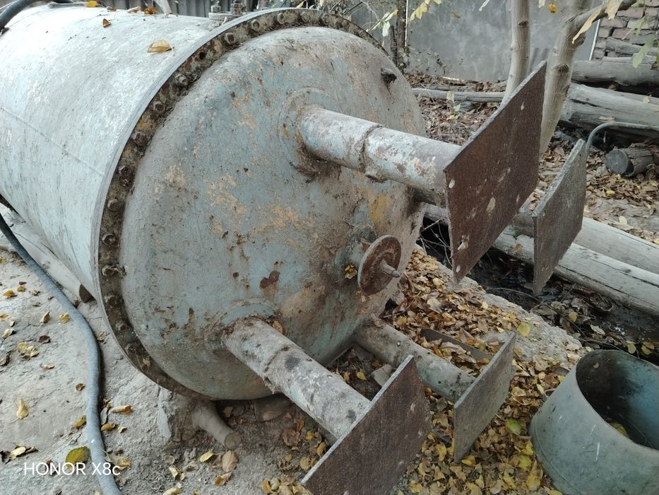 Temir bochka taxminan 3. 3.5 tonna