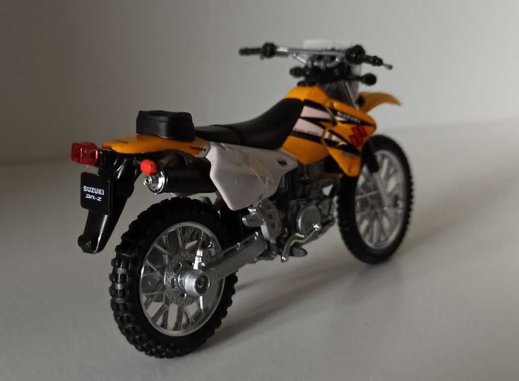 Macheta motocicleta Suzuki DR-Z400S - Welly 1/18