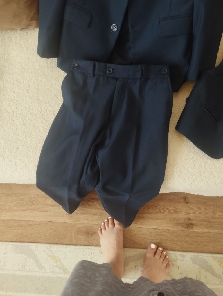 Продам новую школьную форму для мальчика 7-8 лет