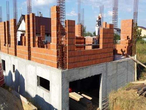 Executam case la rosu  materiale plus manopera