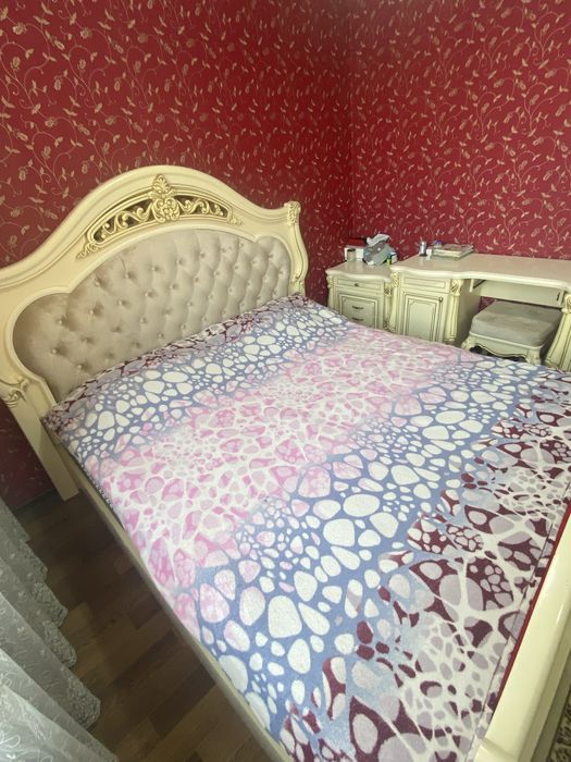 Срочно продается кровать с тумбочками