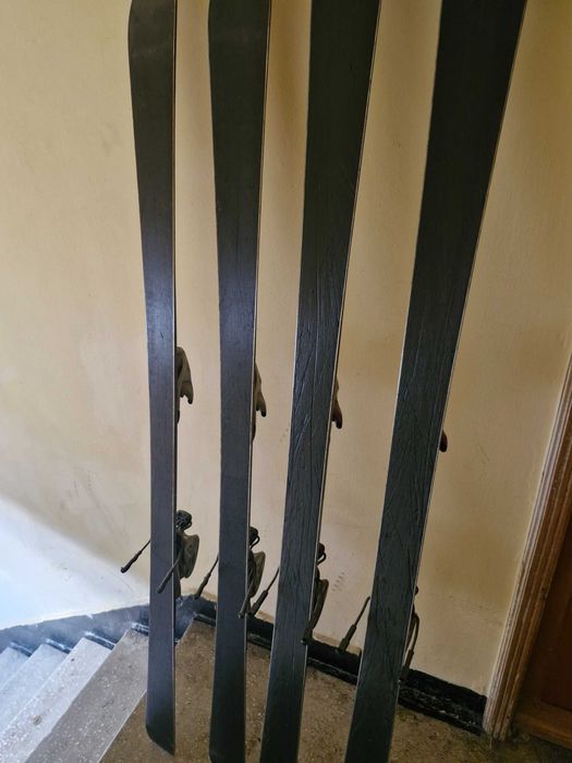 Vând două perechi de schiuri, Dynastar, 1,70 m și Rossignol, 1,60 m.