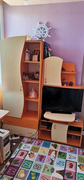 Продавам секция и бюро