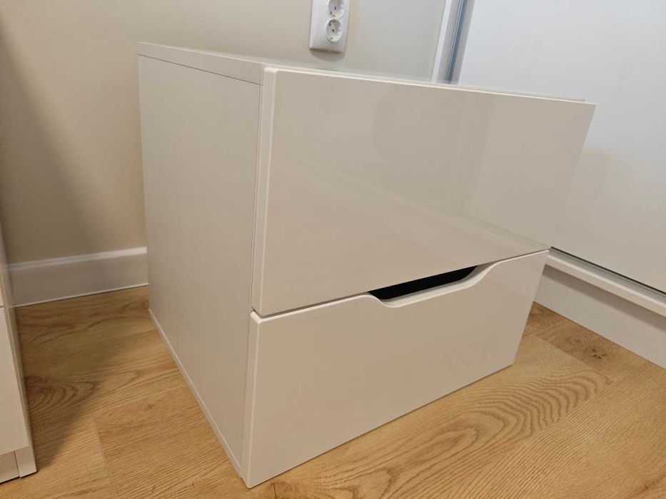 Комплект стилни бели нощни шкафчета