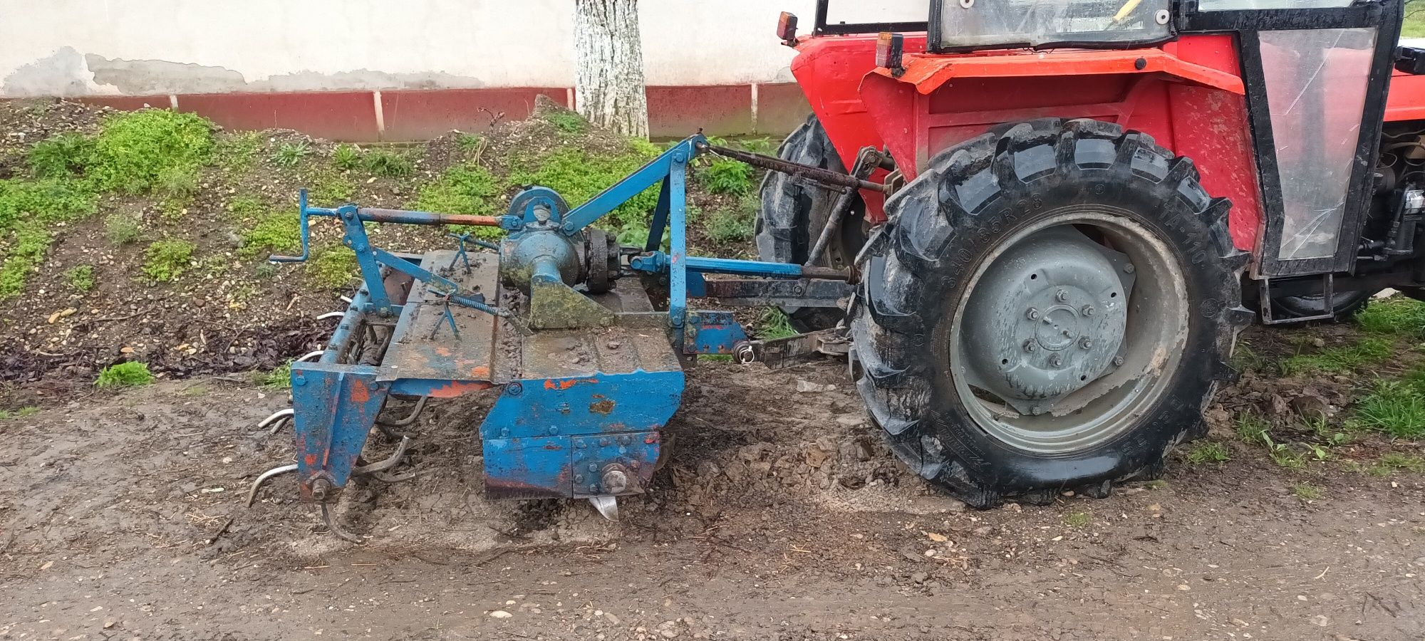 Vand tractor massey ferguson plus utilaje