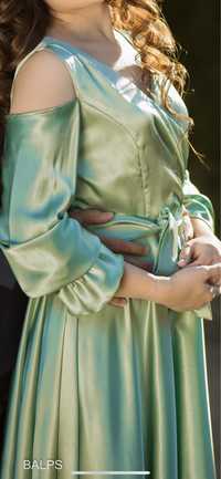 Платье атласовое с открытым плечом ращмер с и м