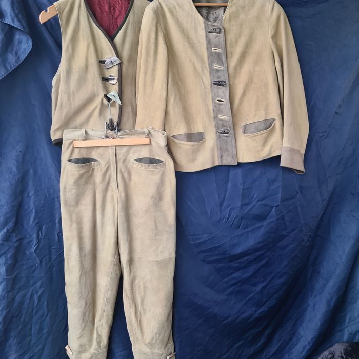 Frumos costum din piele întoarsă