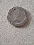 Moneda 20 pence, Elizabeth I', 1982 si bancnota 100 lei cu Balcescu
50