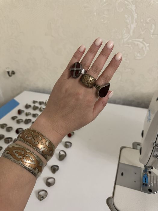 Білезіктер , жүзіктер күміс.