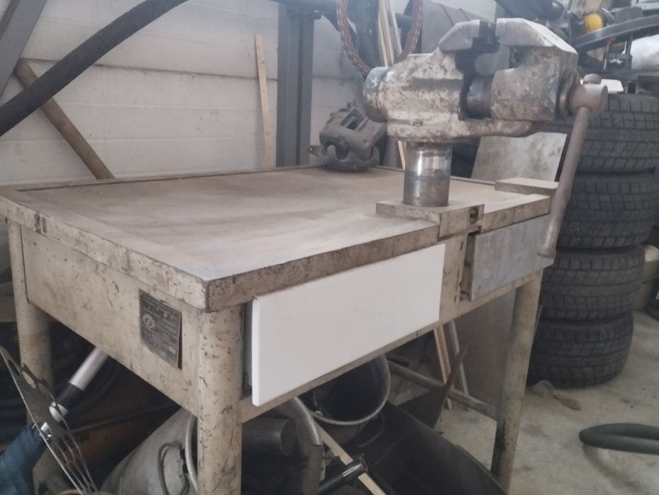 Верстак с тисками