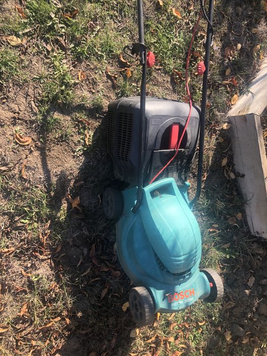 Maina de taiat iarba defecta Bosch Rotak 3200