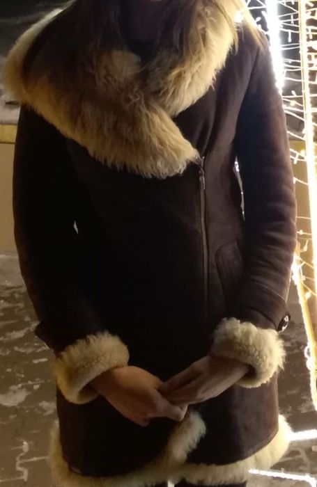 Продам женскую тёплую натуральную дублёнку размер 44. С капюшоном