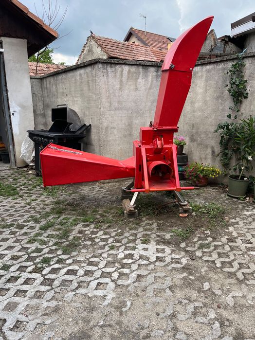Tocator crengi actionat de Tractor