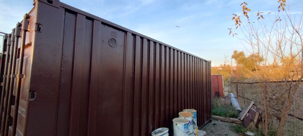 Vând container tip CFR capitonat cu instalație electrica