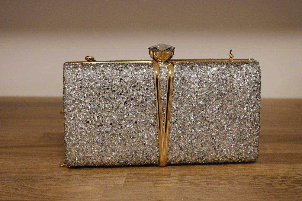 Красива сребриста чантичка с дръжка