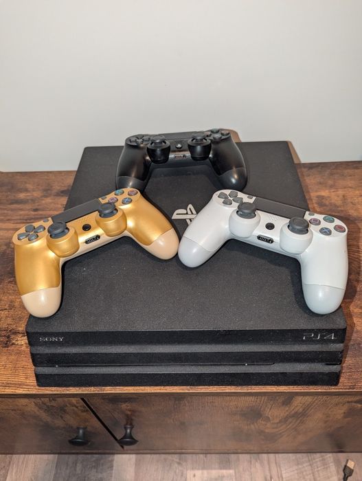 PlayStation 4 PRO 1TB + 2 manete + 6 jocuri