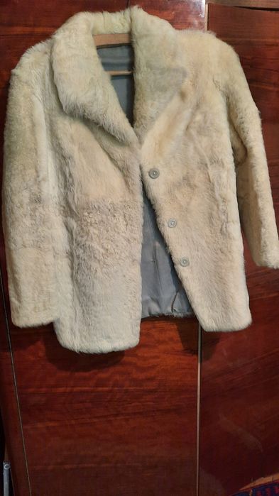 Blana de iepure, 75 cm lungime, 48 cm umeri,107 cm circumferinta talie