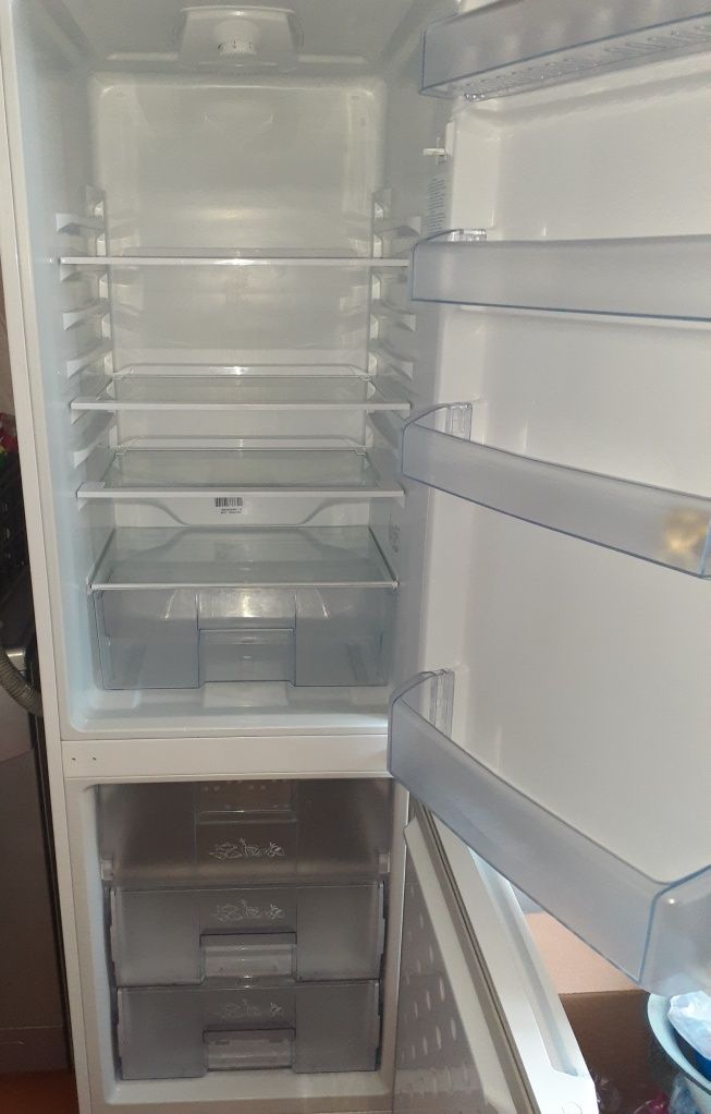 Продам холодильник и прихожаю