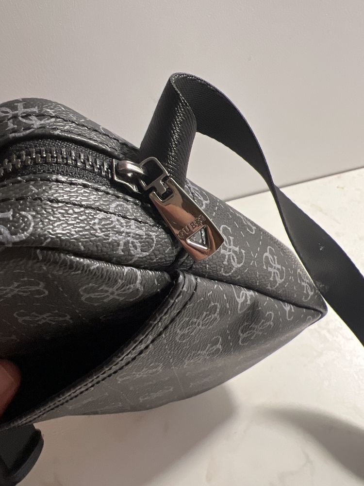 GUESS Messenger Bag