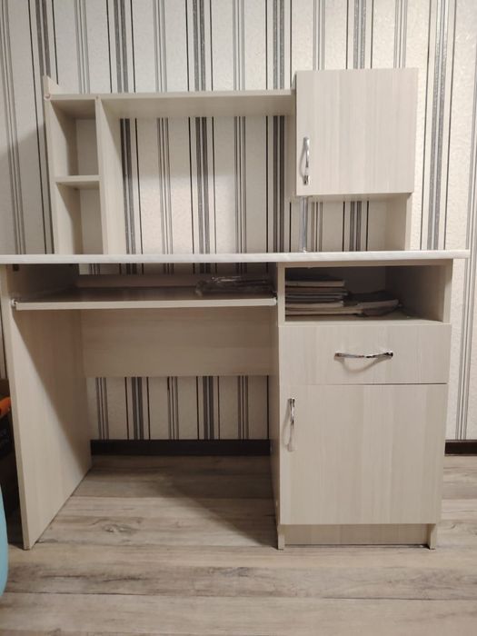 Продам компьютерный стол
