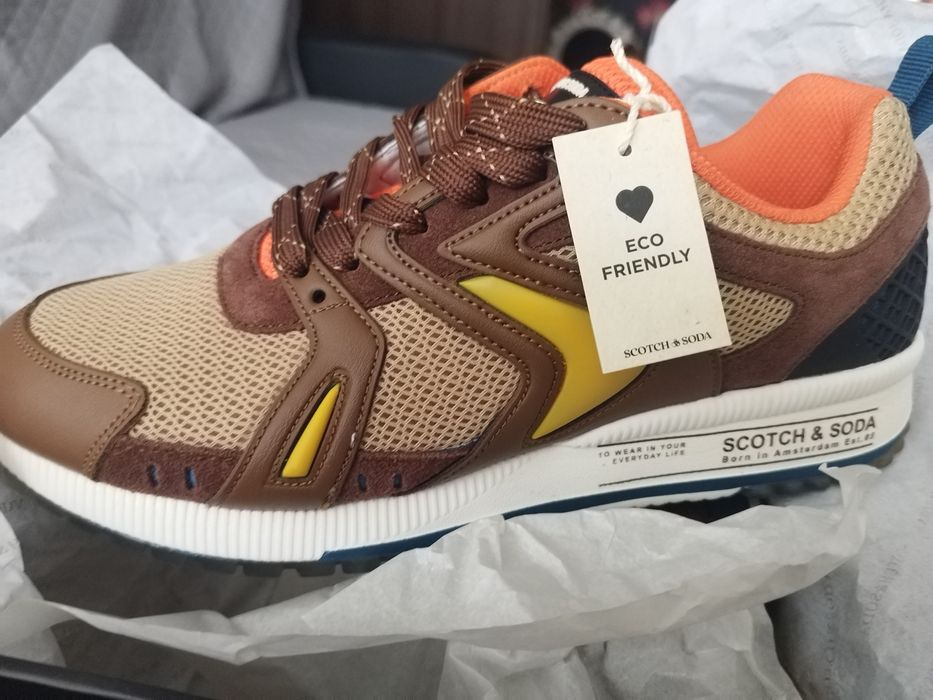 Vând convenabil pantofi sport