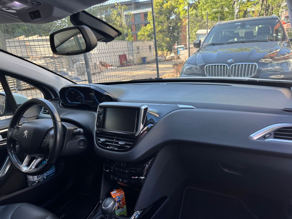 Пежо 2008,Панорамен таван и самопаркиране