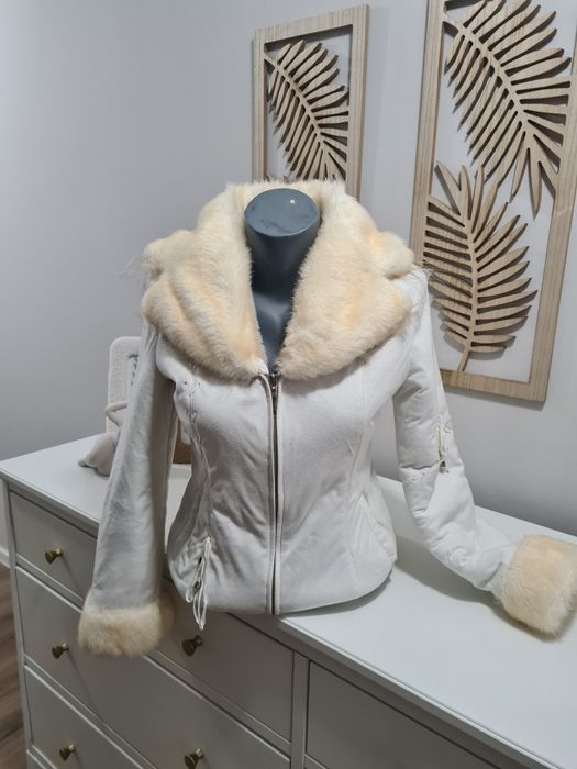 Palton scurt  alb cu blanita la guler și maneci