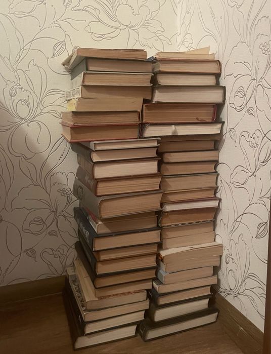 продам книги 50 штук оптом. срочная продажа. 7000!