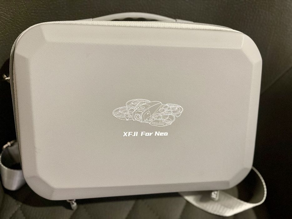 Дрон DJI NEO с чанта към него