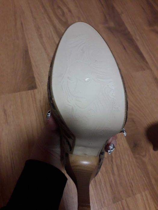 Елегантни обувки на ток