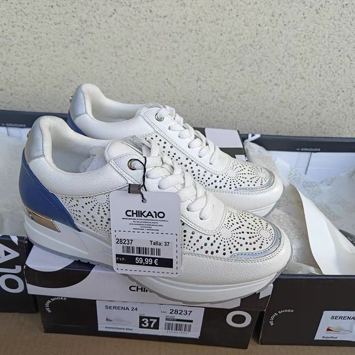 Женские кроссовки