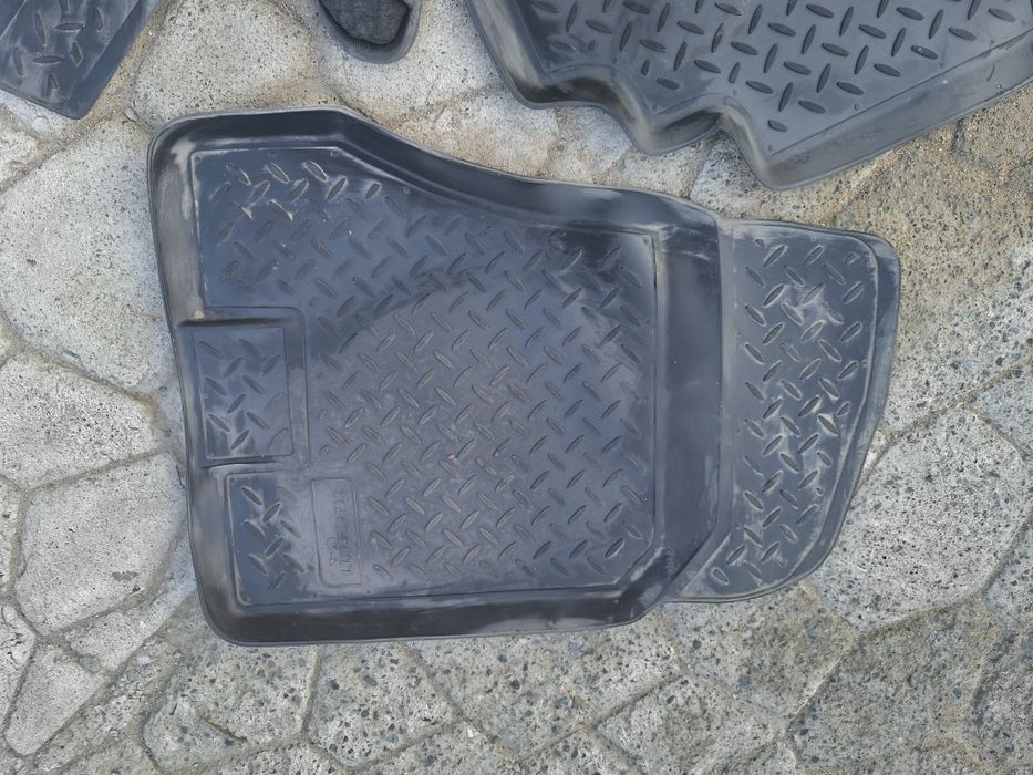 Продам коврики в машину новые оригинал