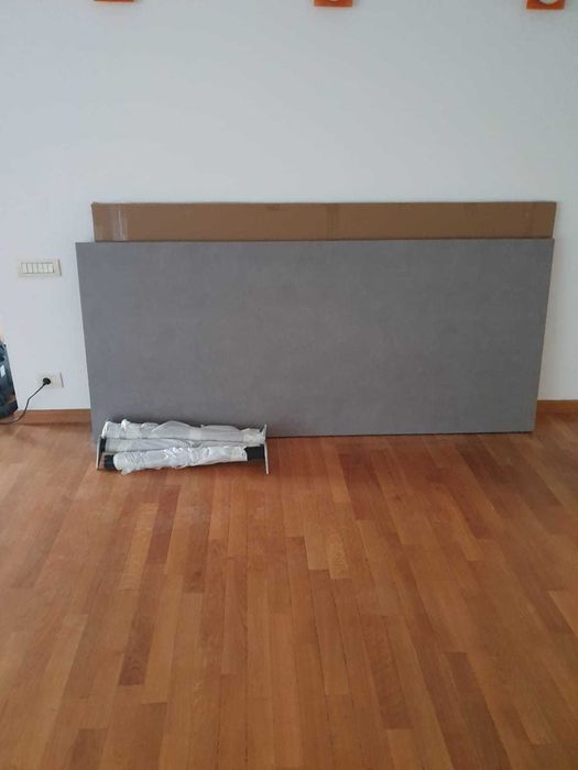 Vand urgent masa living cu 4 scaune, pret 950 lei